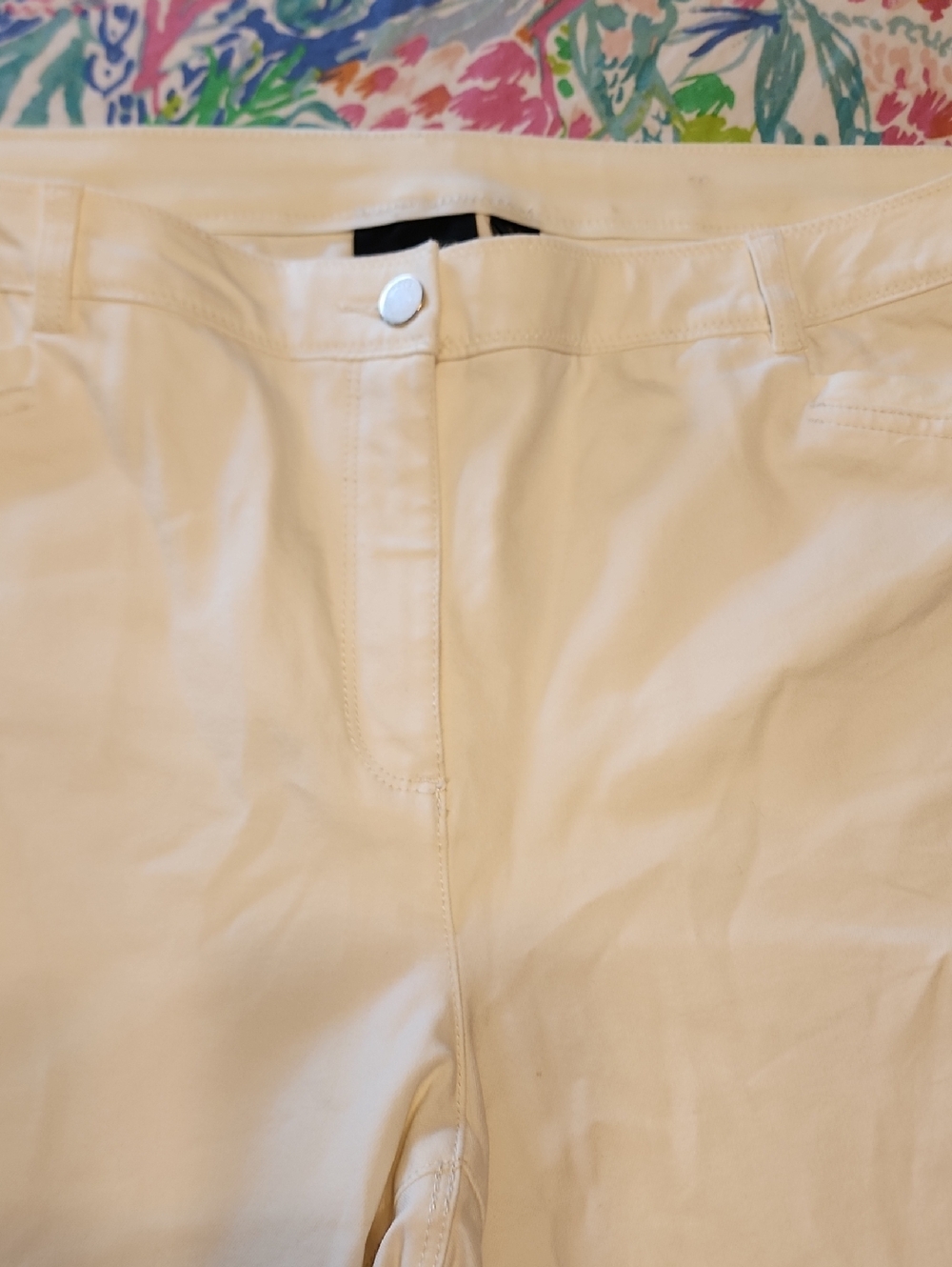 CHICOS SO LIFTING Size 3.5 Short Cream High-Rise Jean Like Pants 4 Pockets Soft